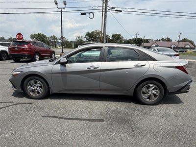 2024 Hyundai ELANTRA SE