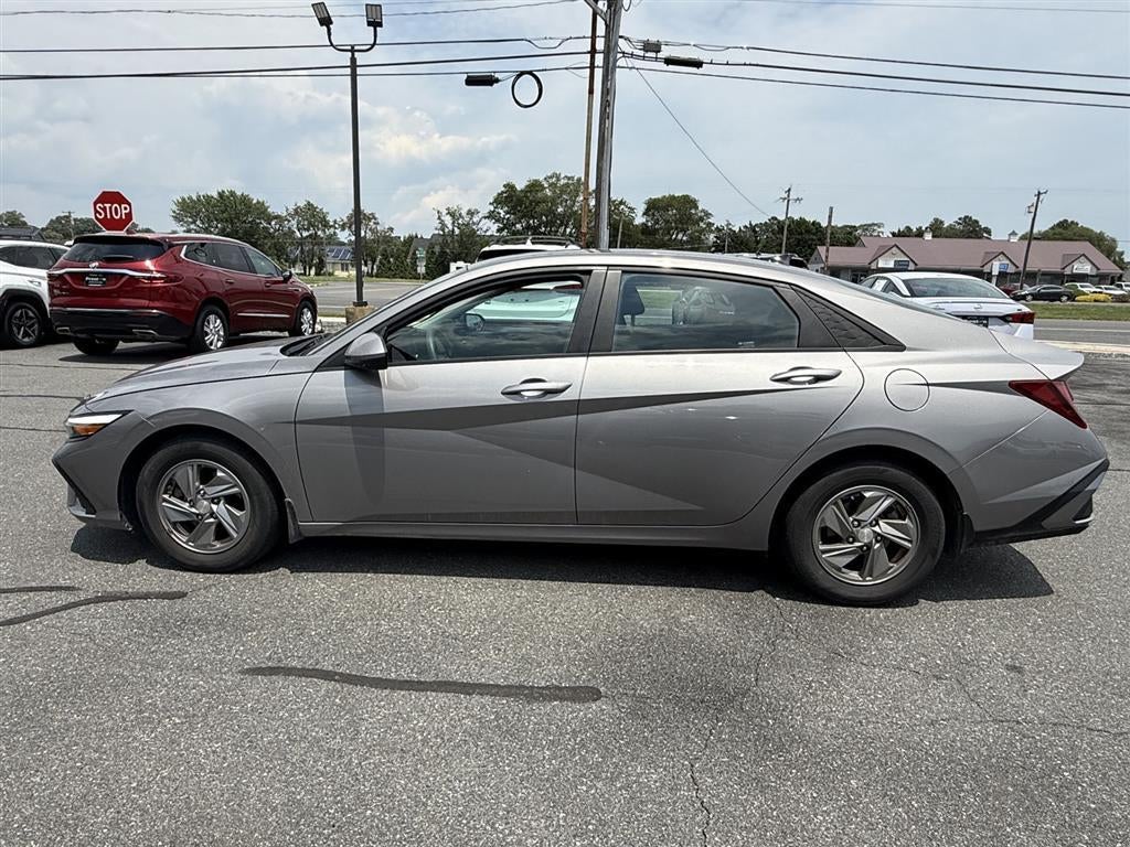 2024 Hyundai ELANTRA SE
