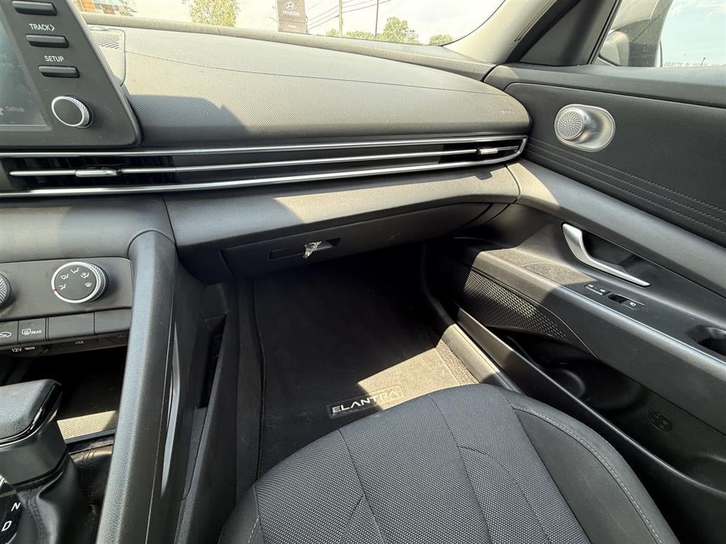 2024 Hyundai ELANTRA SE