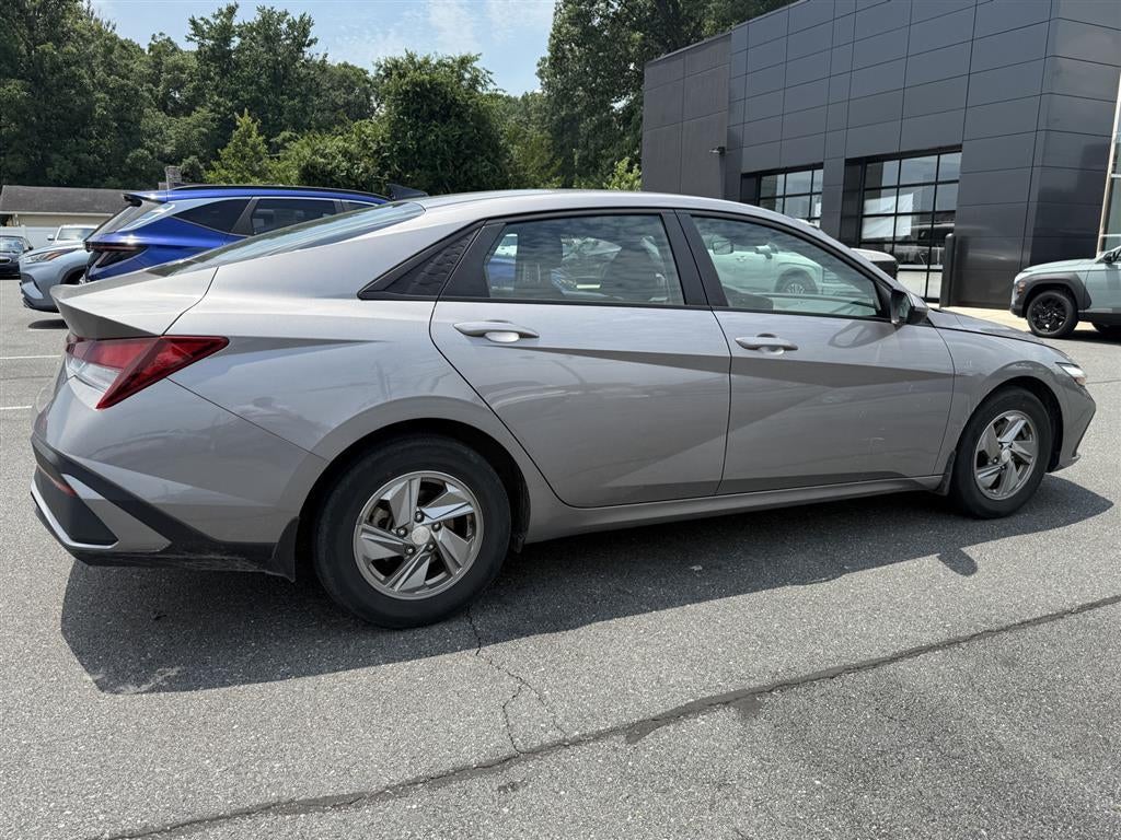 2024 Hyundai ELANTRA SE