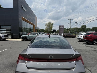 2024 Hyundai ELANTRA SE