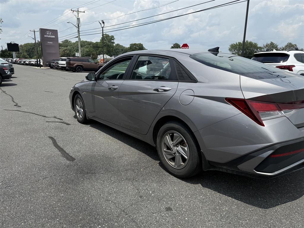 2024 Hyundai ELANTRA SE